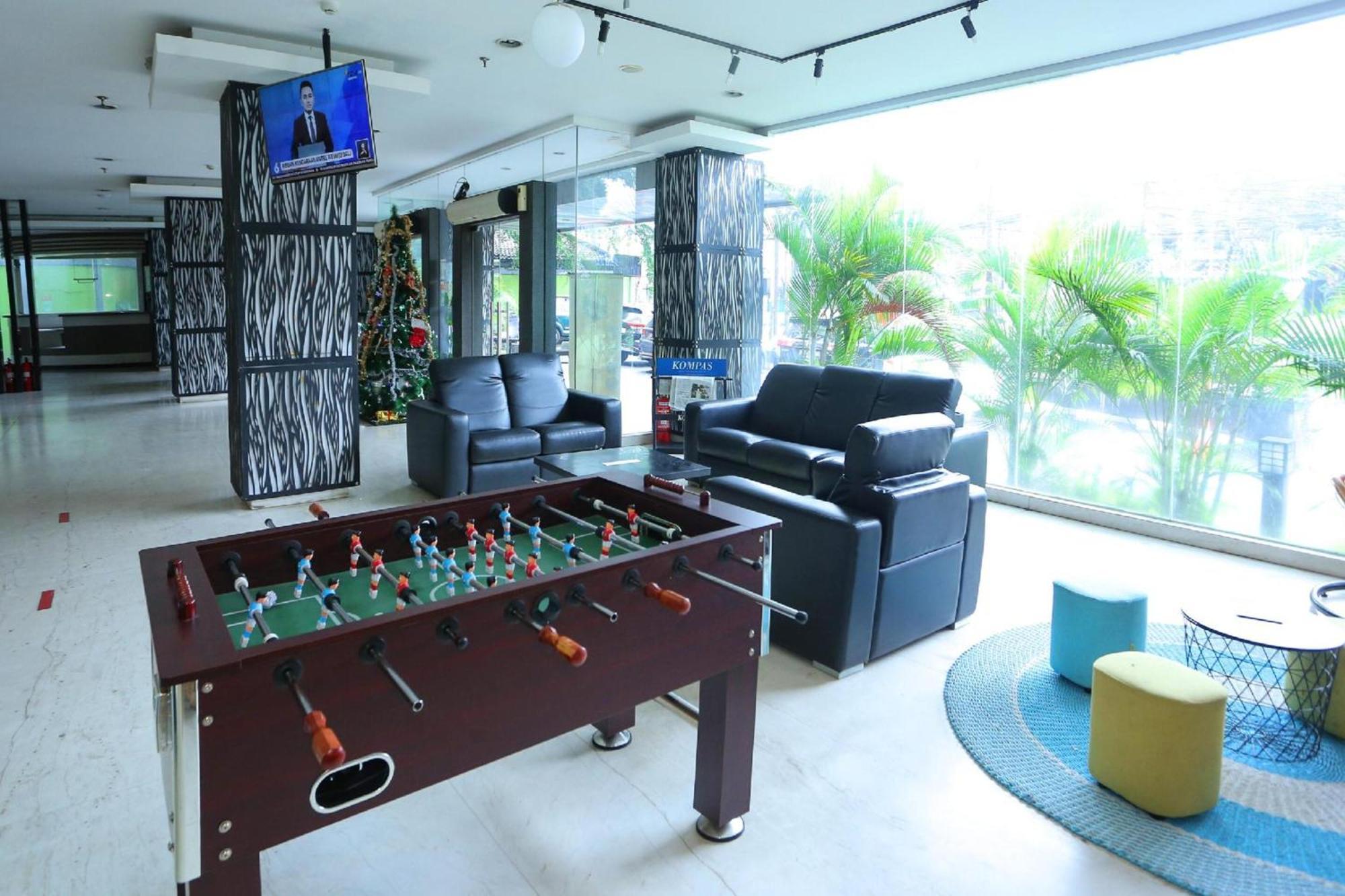 Super Oyo Townhouse Oak Hotel Fiducia Pondok Gede Jakarta Exterior photo