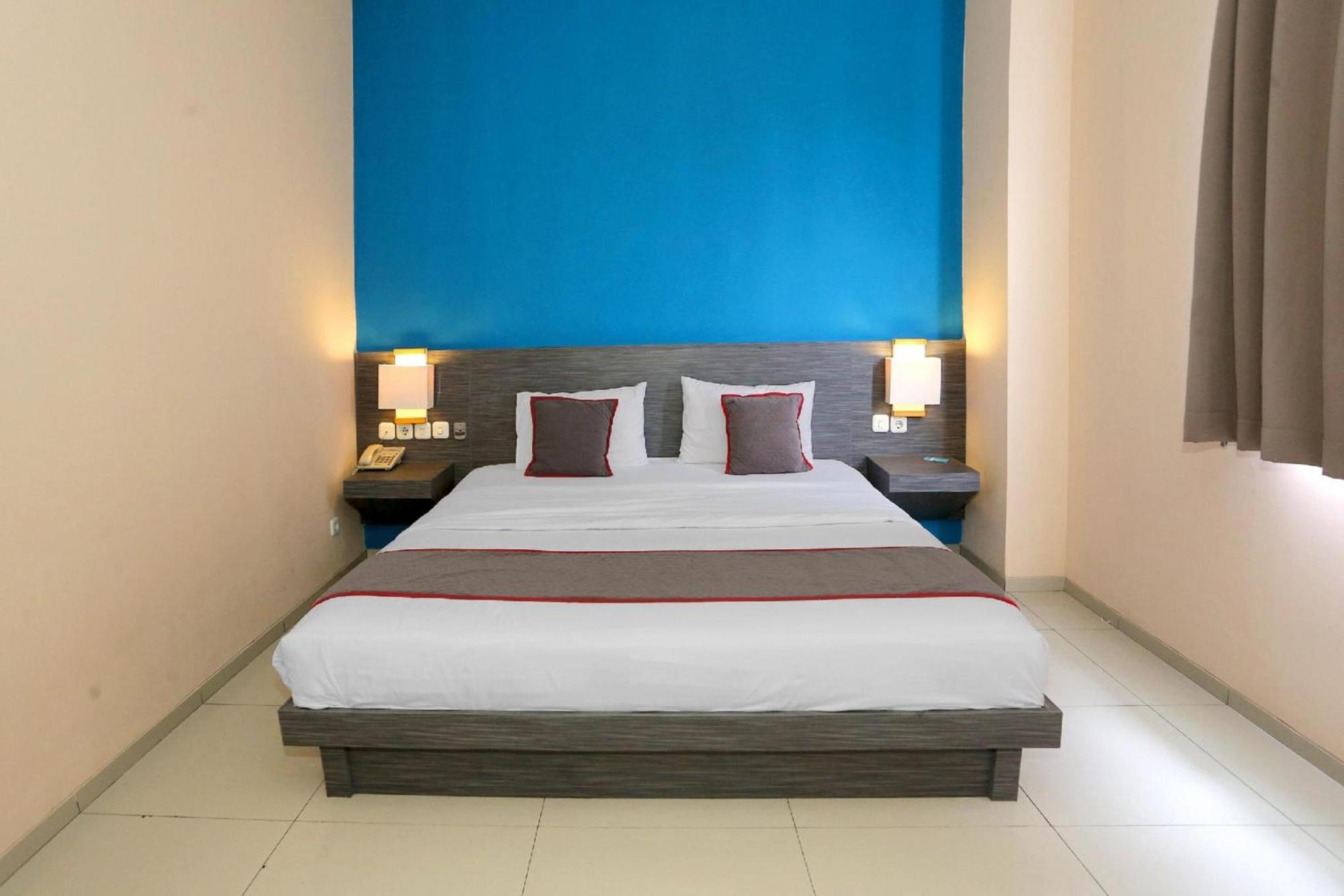 Super Oyo Townhouse Oak Hotel Fiducia Pondok Gede Jakarta Exterior photo