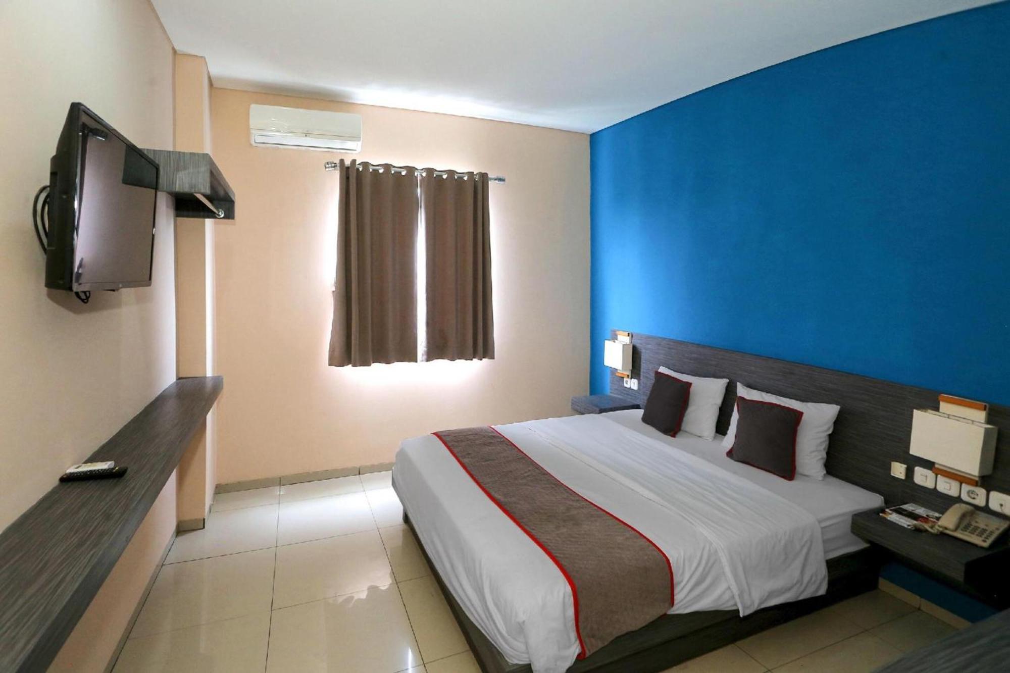Super Oyo Townhouse Oak Hotel Fiducia Pondok Gede Jakarta Exterior photo