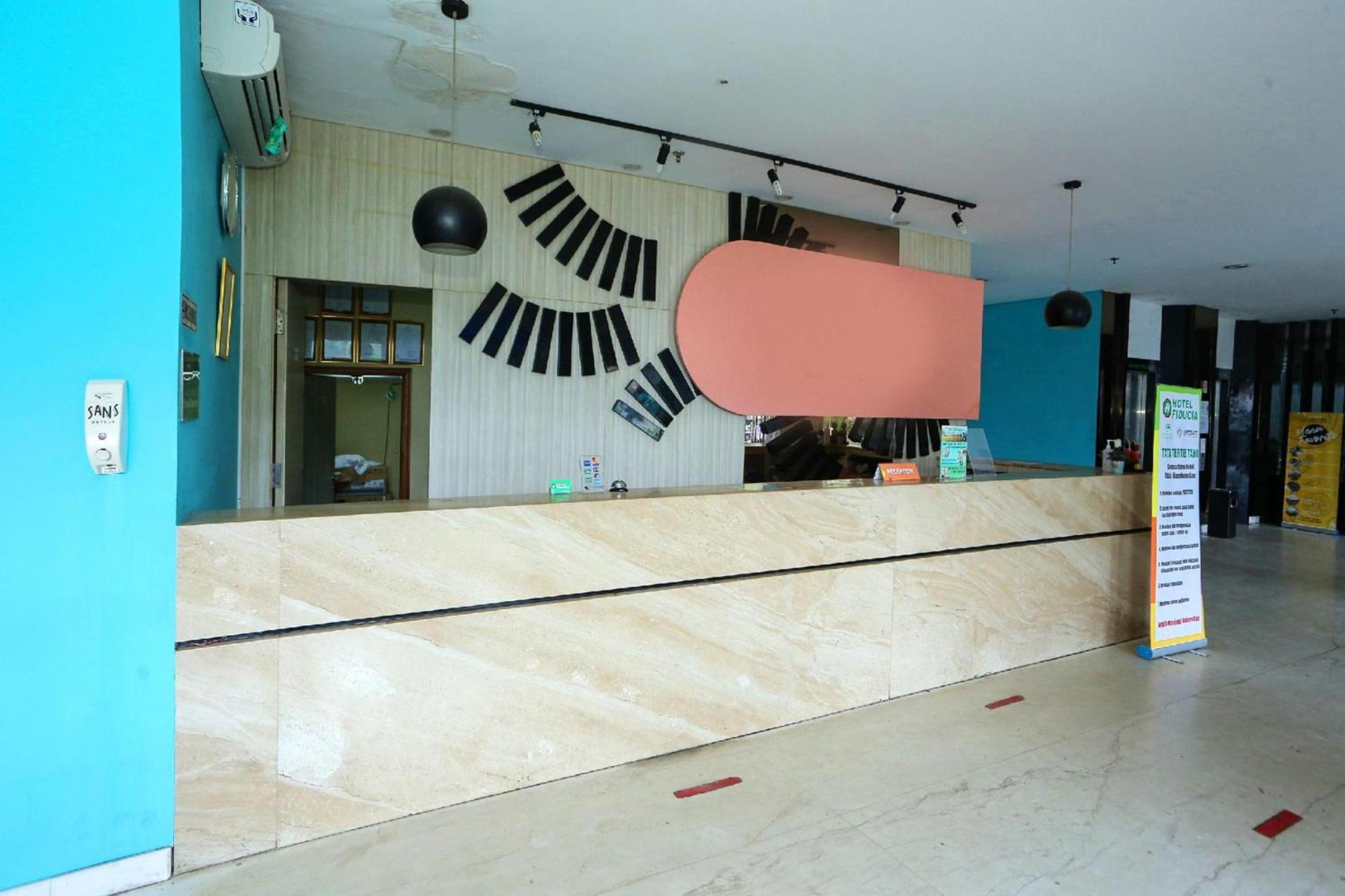 Super Oyo Townhouse Oak Hotel Fiducia Pondok Gede Jakarta Exterior photo
