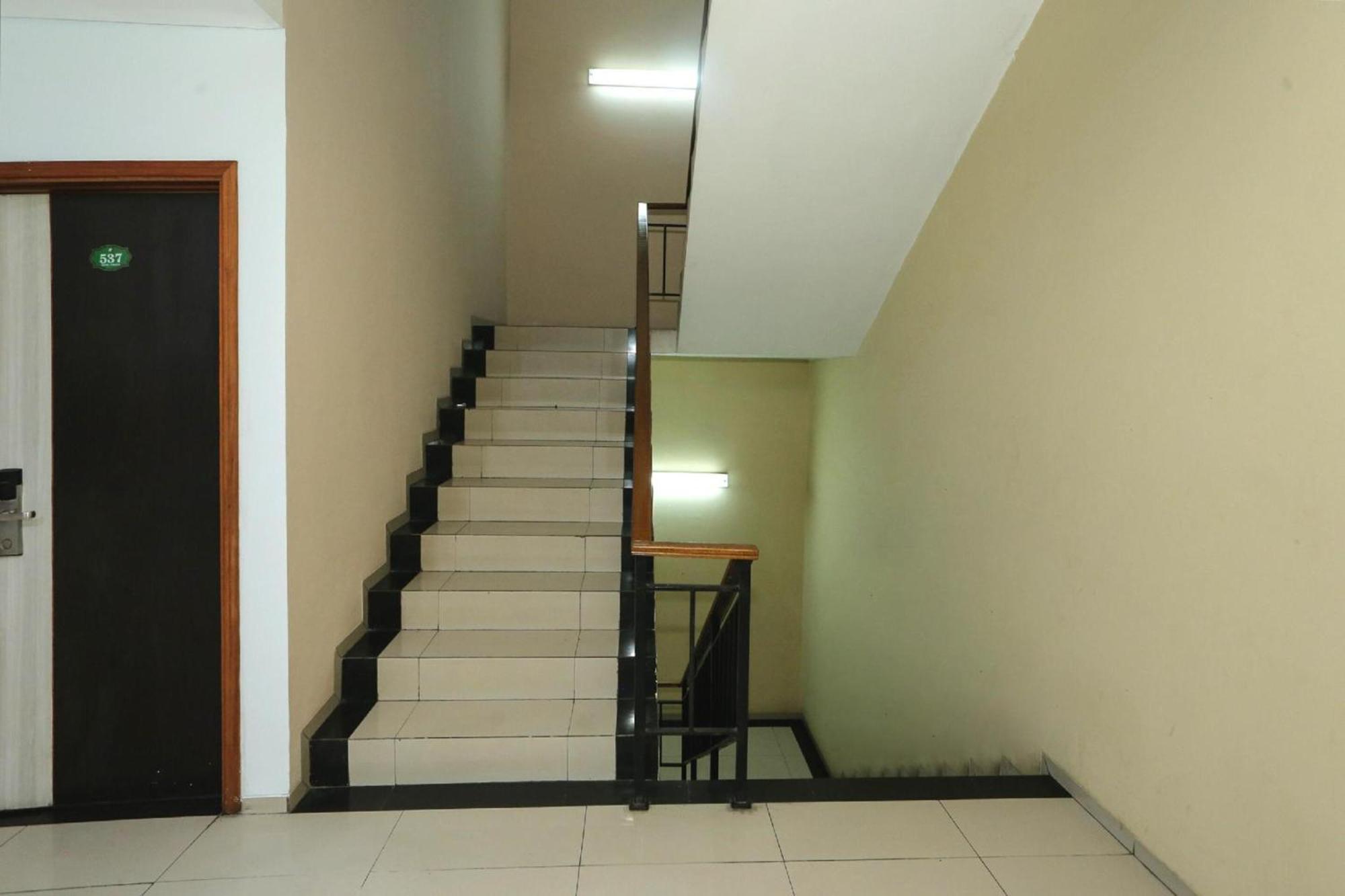 Super Oyo Townhouse Oak Hotel Fiducia Pondok Gede Jakarta Exterior photo