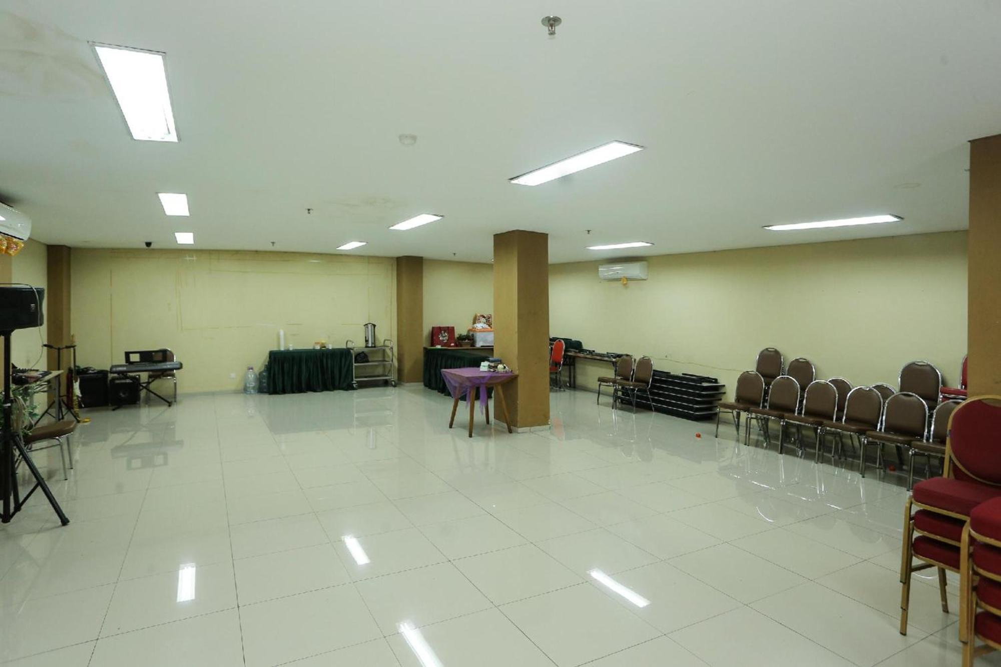 Super Oyo Townhouse Oak Hotel Fiducia Pondok Gede Jakarta Exterior photo