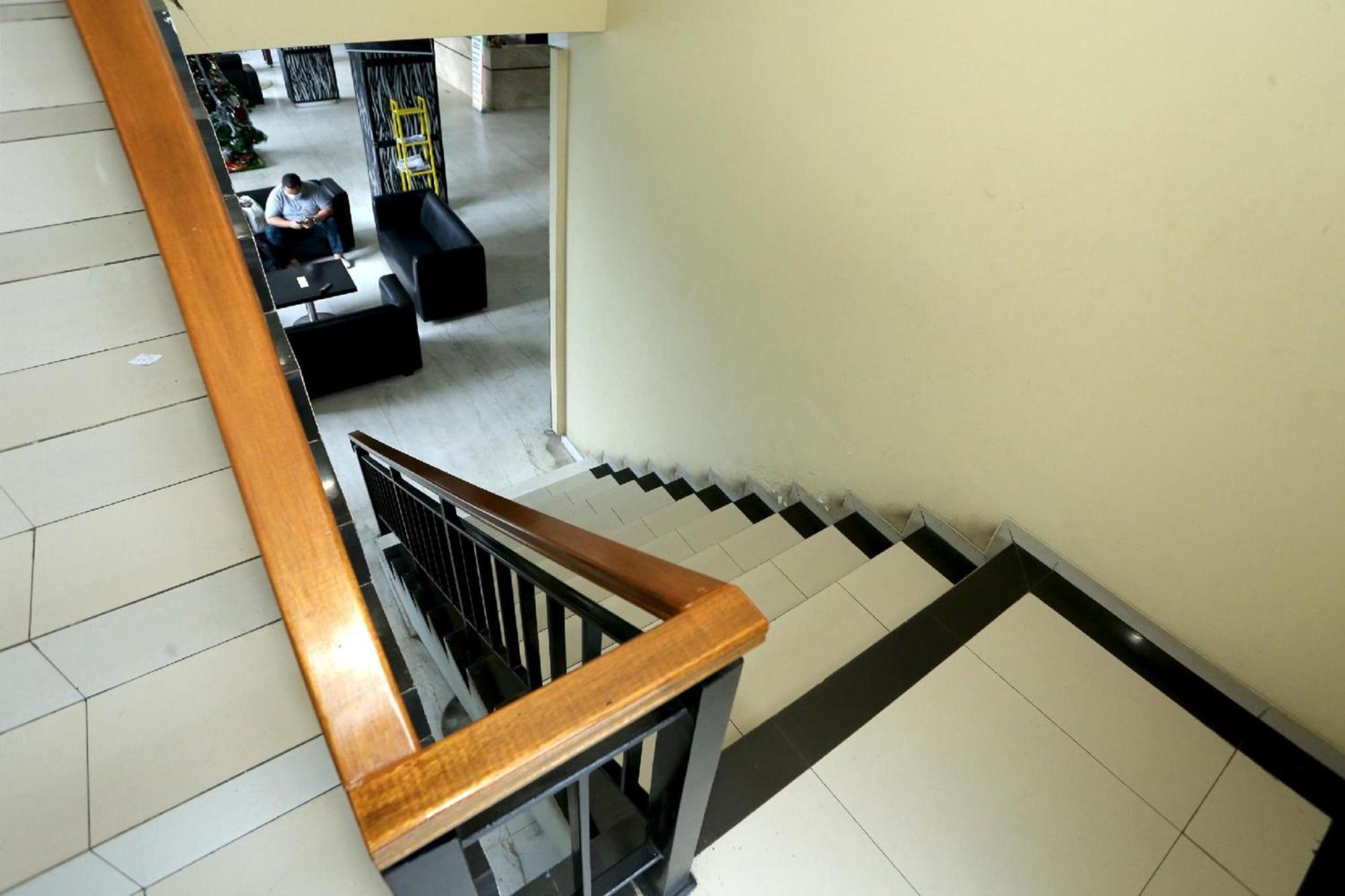 Super Oyo Townhouse Oak Hotel Fiducia Pondok Gede Jakarta Exterior photo