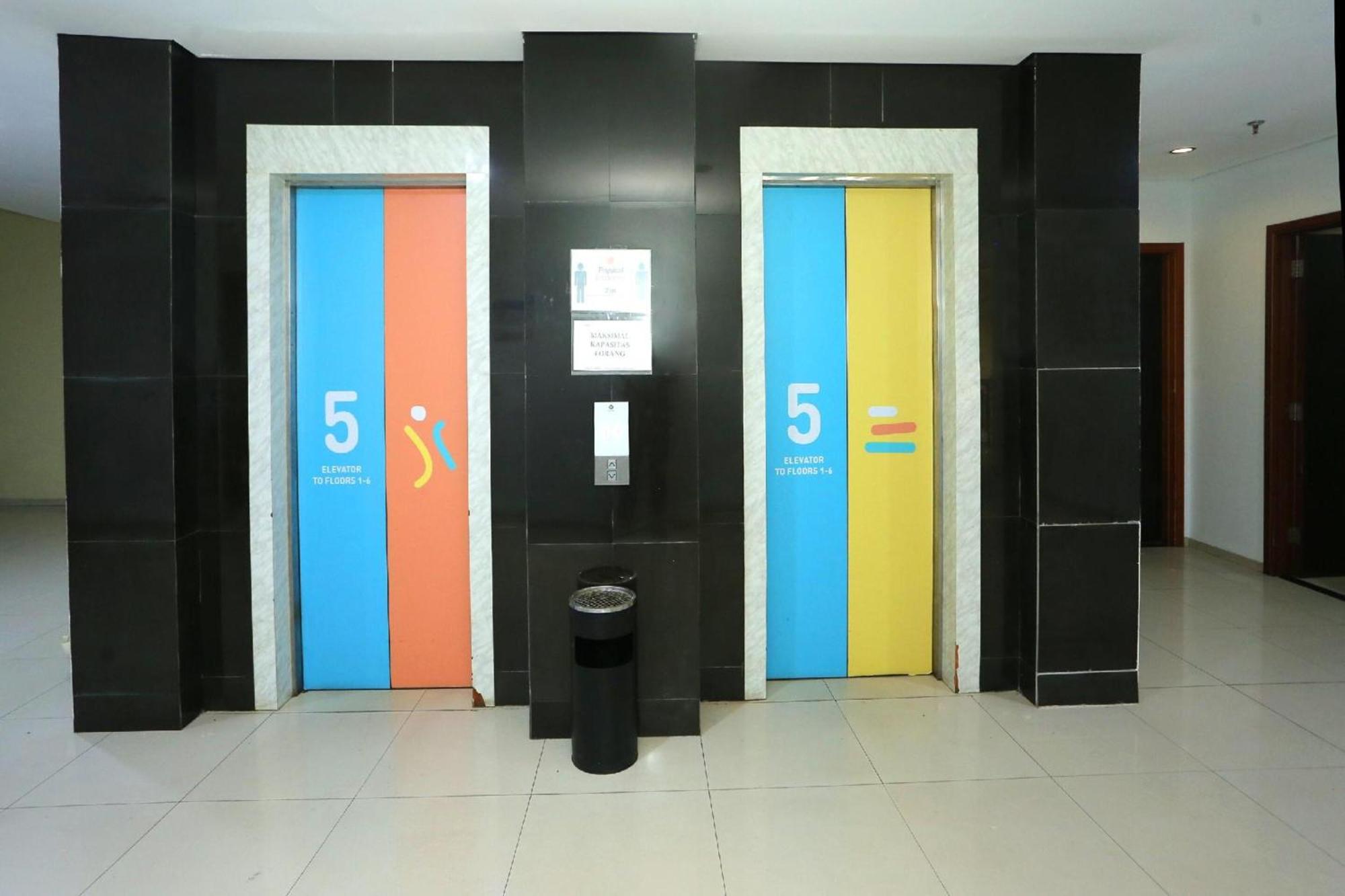 Super Oyo Townhouse Oak Hotel Fiducia Pondok Gede Jakarta Exterior photo