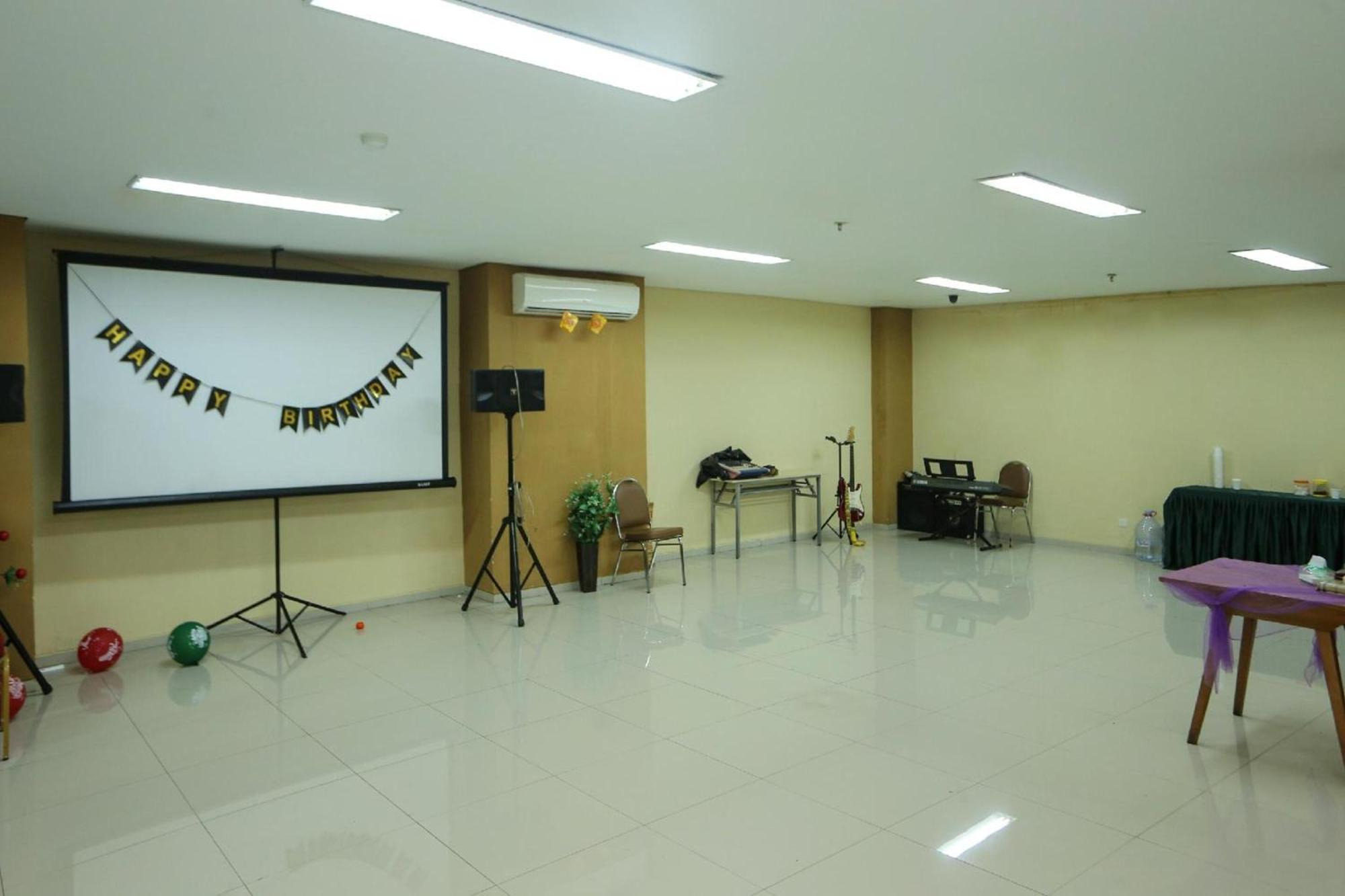 Super Oyo Townhouse Oak Hotel Fiducia Pondok Gede Jakarta Exterior photo