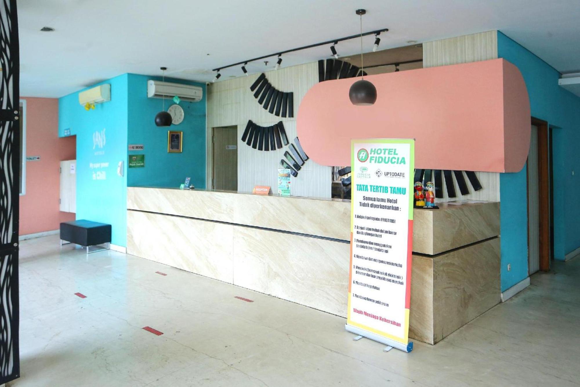 Super Oyo Townhouse Oak Hotel Fiducia Pondok Gede Jakarta Exterior photo