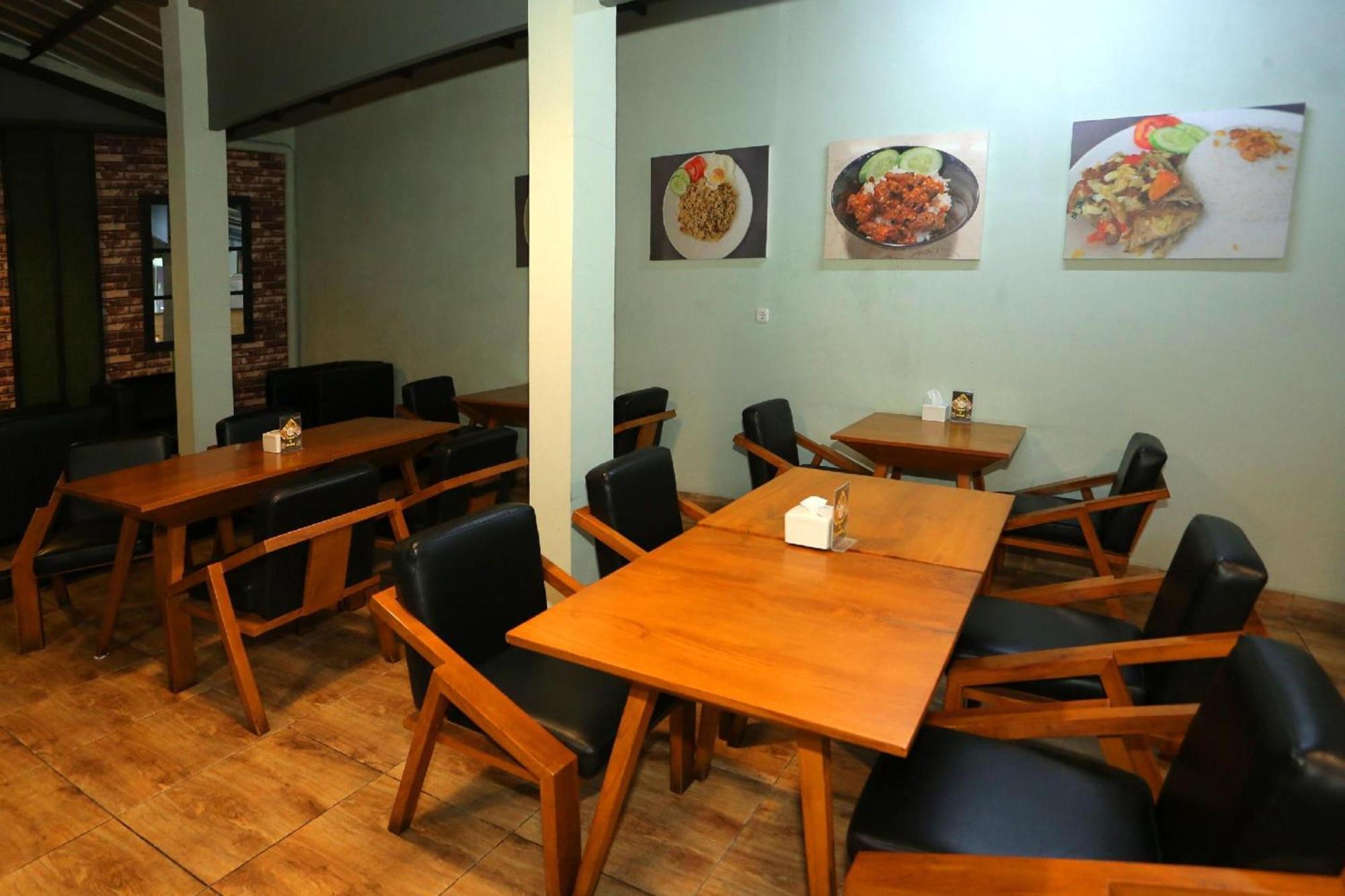 Super Oyo Townhouse Oak Hotel Fiducia Pondok Gede Jakarta Exterior photo