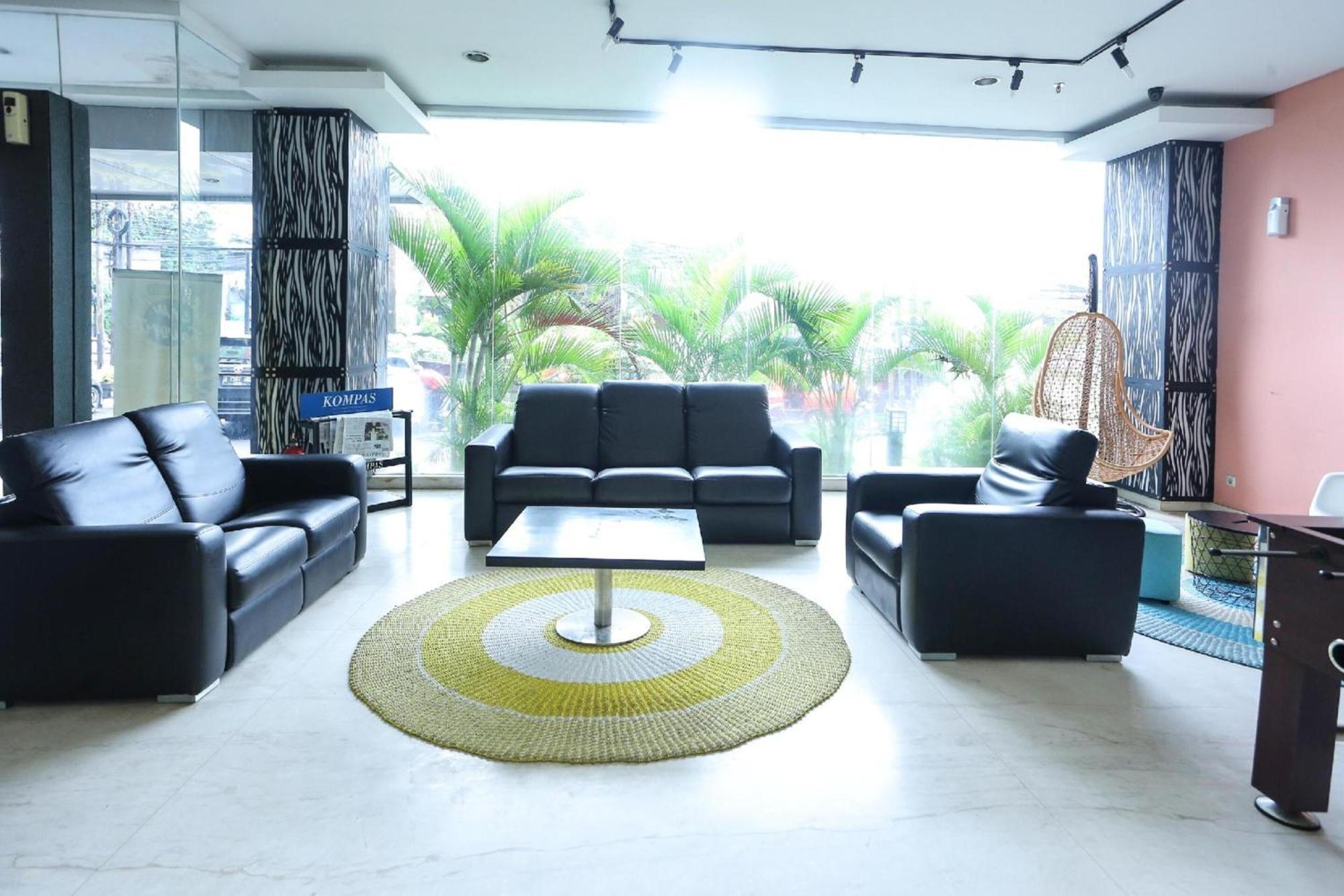Super Oyo Townhouse Oak Hotel Fiducia Pondok Gede Jakarta Exterior photo