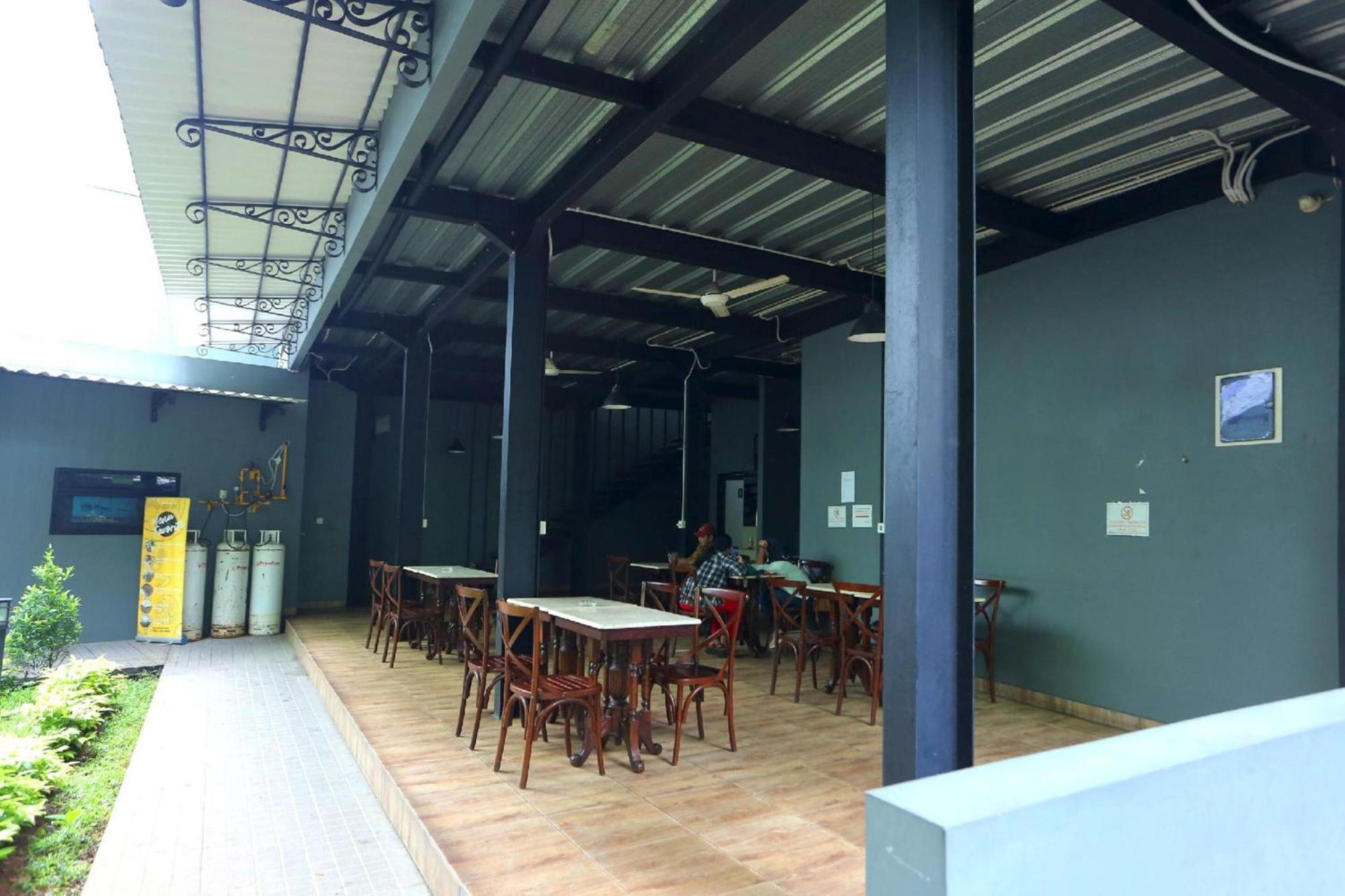 Super Oyo Townhouse Oak Hotel Fiducia Pondok Gede Jakarta Exterior photo