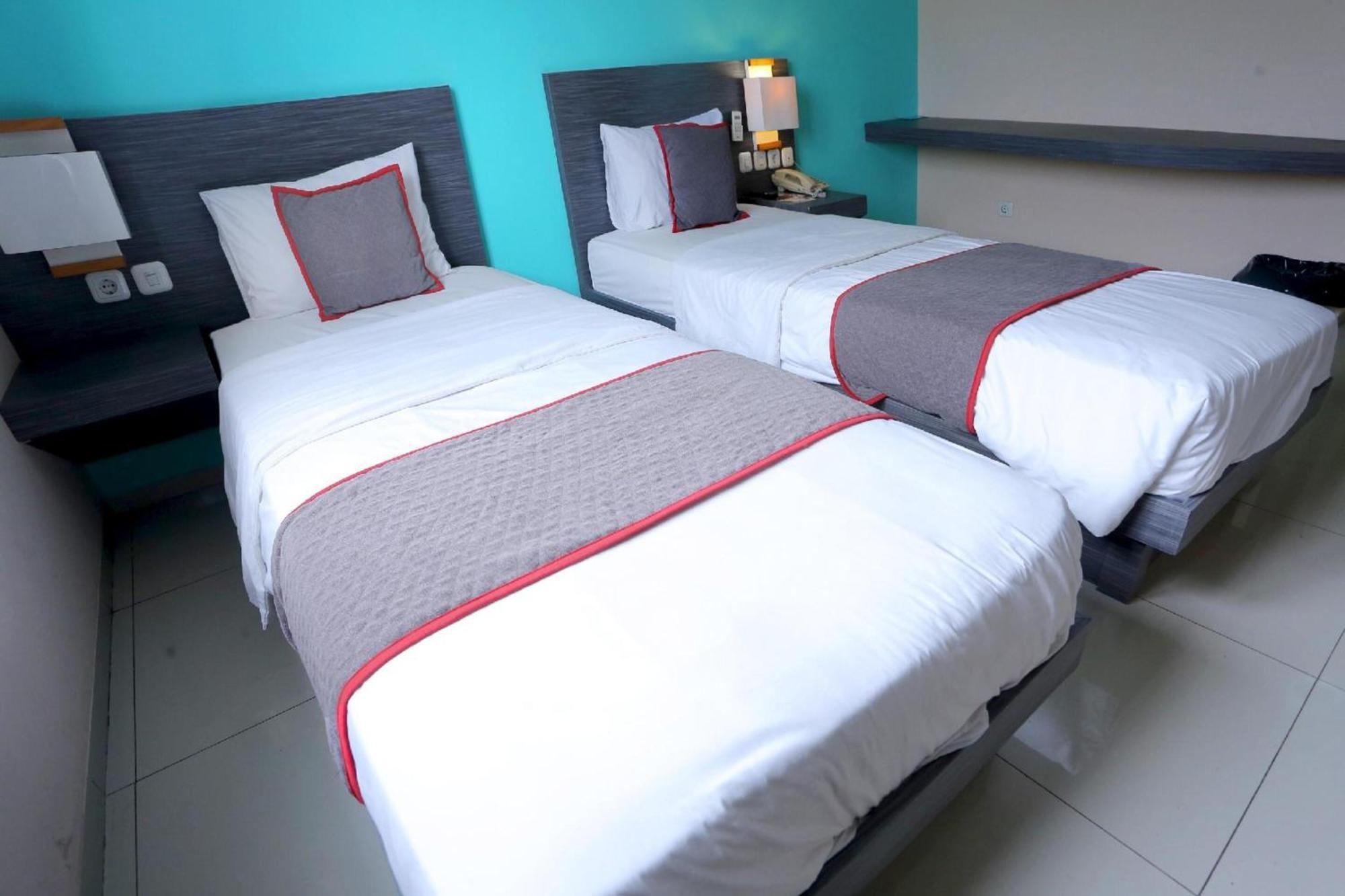Super Oyo Townhouse Oak Hotel Fiducia Pondok Gede Jakarta Exterior photo