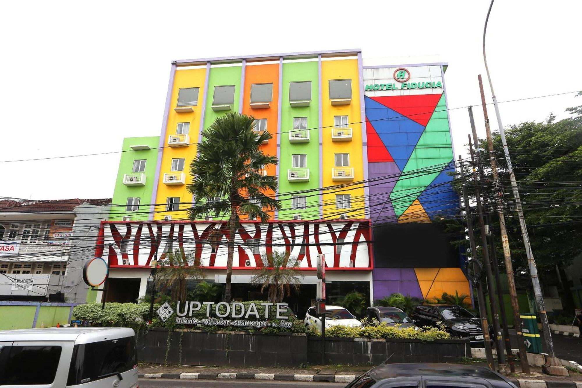 Super Oyo Townhouse Oak Hotel Fiducia Pondok Gede Jakarta Exterior photo