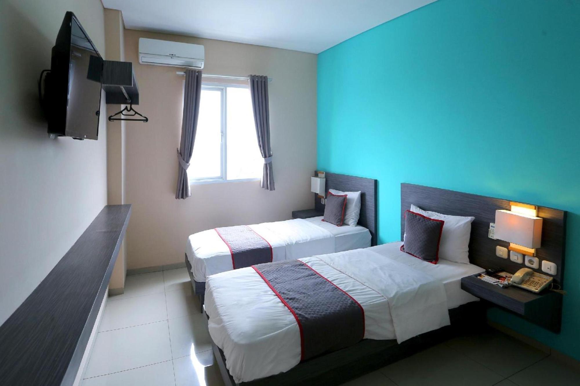 Super Oyo Townhouse Oak Hotel Fiducia Pondok Gede Jakarta Exterior photo