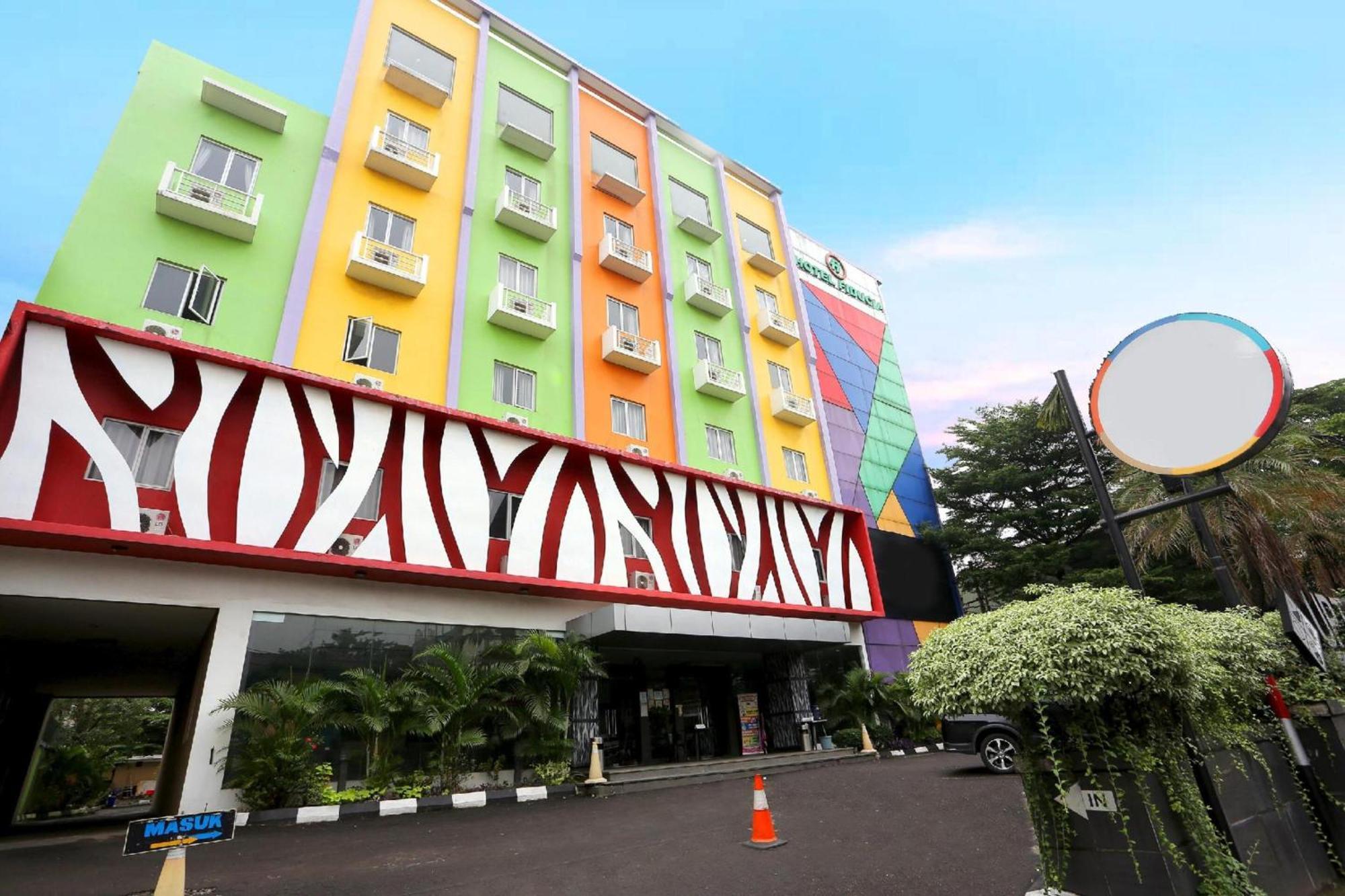 Super Oyo Townhouse Oak Hotel Fiducia Pondok Gede Jakarta Exterior photo
