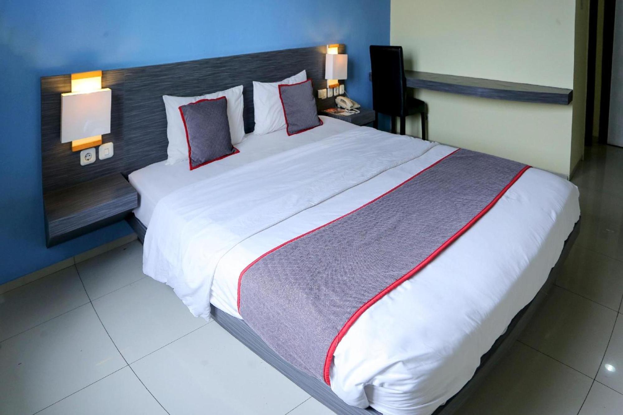 Super Oyo Townhouse Oak Hotel Fiducia Pondok Gede Jakarta Exterior photo