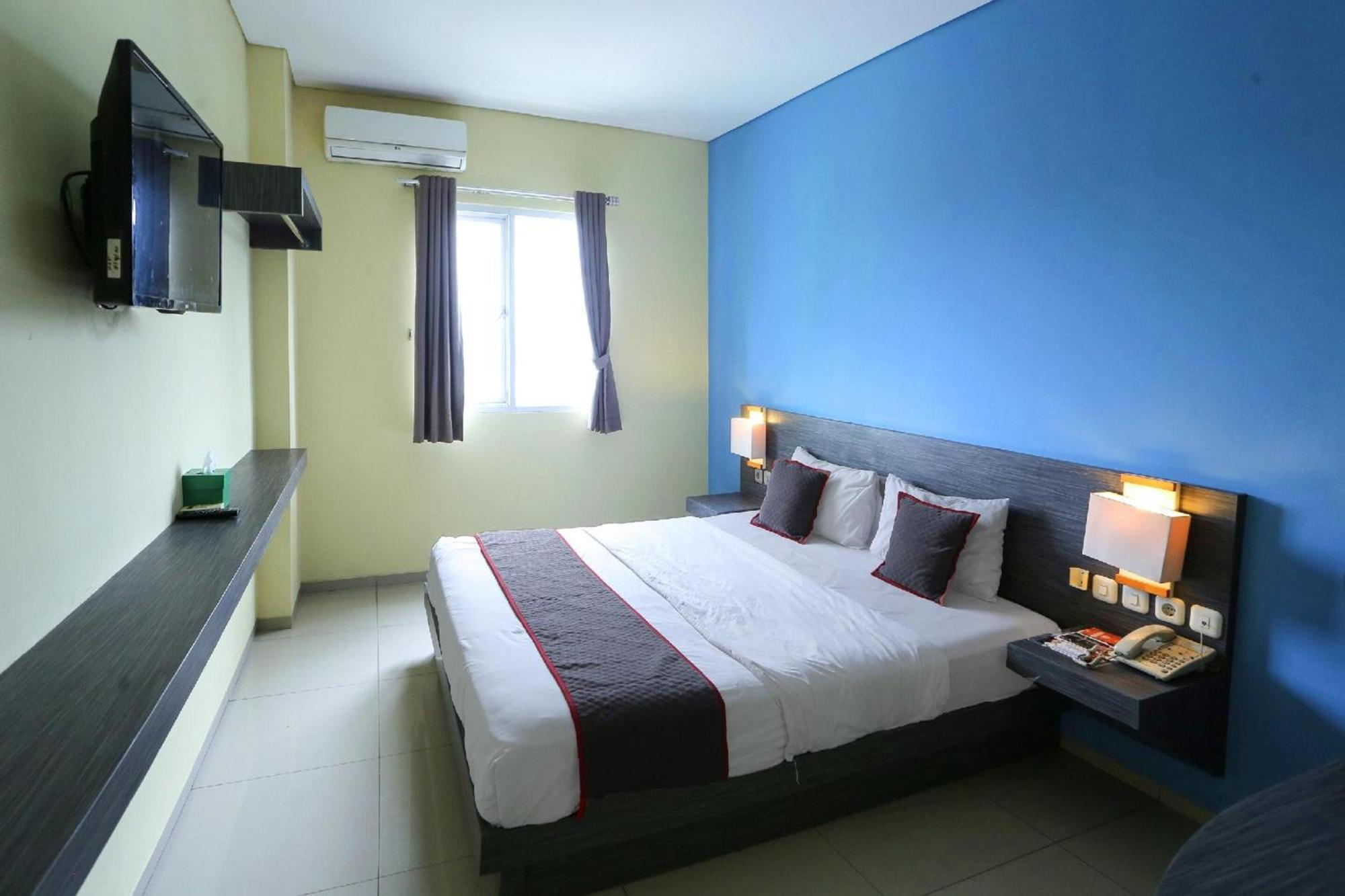 Super Oyo Townhouse Oak Hotel Fiducia Pondok Gede Jakarta Exterior photo